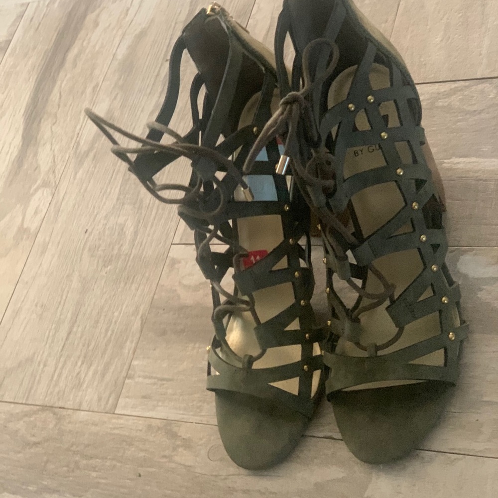 Guess low ankle heels